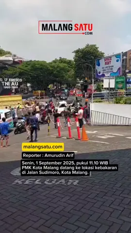 malangsatu.com Senin, 1 September 2025, pukul 11.10 WIB PMK Kota Malang datang ke lokasi kebakaran di Jalan Sudimoro, Kota Malang. #pmk #malang 
