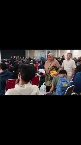 Ini Di Polda Jawa Tengah  Seorang Ibu yang menjemput anak nya ketika terlibat Demo. Polda Jawa Tengan bisa dijadikan contoh cara2 menangani anak2 yg ikut Domontrasi. Ini adalah anak2 yg kebanyakan masih belum cukup umur , dia ikut2 saja . Mohon ibu2 diawasi putra2nya krn mereka blm cukup umur untuk DEMO akan membahayakan putranya sendiri. Demo boleh tetapi harus cukup umur dan Demo jangan anarkis ya anak2.. Ini adalah pembelajaran  bagi kita semua . Cinta ibumu melebihi cinta untuk dirinya sendiri..  Ķalian adalah generasi Penerus Bangsa ..Negara Indonesia ada di pundakmu kelak Indonesia emas 2045. Demo sangat diperbolehkan dilindungi oleh uu ttp harus cukup umur dan tdk boleh anarkis.. bukan zaman nya lagi untuk anarkis kita semua merugi.. Salam sayang untuk kalian..
