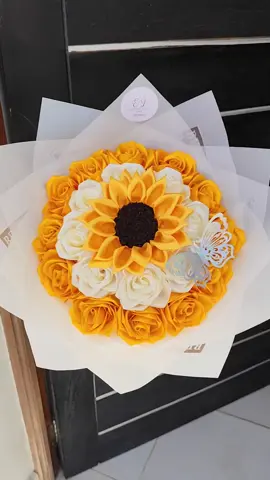 💛 Llegó Septiembre 💛🌼💛🌻  Agenda tu pedido para el 21 de Septiembre 💛 🌼 💛 🌻  •67438066  📍 Cochabamba-Bolivia 🇧🇴  #21deseptiembre #diadelamorylaamistad #floresamarillas #floreseternas #cochabamba_bolivia🇧🇴 
