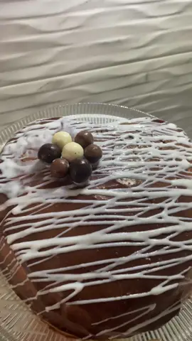 ÇİKOLATALI YAŞ PASTA 🎂  MALZEMELER  Pandispanya için; •5 yumurta  •1 su bardağı şeker  •1.5 su bardağı un  •Yarım çay bardağı sıcak su  •1 paket vanilya  •1 paket kabartma tozu  Yapılışı: Yumurtanın beyazını ve sarısını ayrı kaplara ayırıyoruz. 1 su bardağı şekeri yarım yarım ikisine de pay ediyoruz. Sarısıyla olan karışıma diğer malzemeleri de ekleyip çırpıyoruz. Beyazını da iyice çırpıp sarısına ekliyoruz. Kenardan içe doğru katlayarak köpüğünü söndürmeden karıştırıyoruz ve yağlı kağıttan serdiğimiz kalıba koyup 180 derece fırında pişiriyoruz. Kreması için; •1 litre süt  •1 su bardağı un  •Yarım su bardağı nişasta  •1 su bardağı şeker  •2 yumurta sarısı  •1 paket kremşanti  •1 paket vanilya  Yapılışı: Kremşanti ve vanilya hariç tüm malzemeleri ekliyoruz ve kıvam alana kadar pişiriyoruz. Soğumaya bırakıp soğuduktan sonra kremşanti ve vanilyayo ekleyip çırpıyoruz. Ganaj için; •1 paket krema  •2 paket sütlü çikolata  Yapılışı: Kremayı uygun tavaya alıp kaynayana kadar pişiriyoruz çikolataları ekleyip soğumaya bırakıyoruz. Arası için; •Damla çikolata  Üzeri için; •Beyaz çikolata sosu    -Keki fırından çıkardıktan sonra ters çevirip soğumaya bırakıyoruz. Soğuduktan sonra keki ortadan ikiye kesip sütle ıslatıyoruz ve kremasını,damla çikolataları ekliyoruz. Üst katmanı da kremayla kaplayıp en son çikolata sosunu döküyoruz. 4-5 saat dolapta bekletip süsleyebilirsiniz. Afiyet olsun 😋 #seyidemutfakta #takipetöğren #akşamyemeği #keşfet #hamurişi #pasta #tatlı #yemektarifleri #food #kek #pandispanyatarifi #çikolata #çikolatalıyaşpasta
