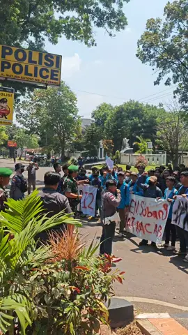 Kehadiran Dandim 0605 Subang kepada aksi demo mahasiswa mengajak untuk beristirahat dan shalat Dzuhur, namun mahasiswa tetap berdiri untuk menyuarakan tuntutan orasi terlebih dahulu, Senin (1/9/2025). #demosubang #dandimsubang #dandim0605