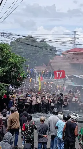 Massa aksi dari berbagai kampus di Kota Ternate, Maluku Utara, pada Senin, 1 September 2025 mulai bergejolak saat mengepung Kantor DPRD Kota Ternate. Aparat kepolisian terlihat menghadang dengan tameng, sementara situasi di lapangan terus memanas dengan pengamanan ketat dari polisi dan TNI. #malukutara #ternate #aksi #dpr #demo 