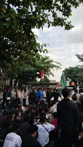 Bendera One Pice berkibar di Demo DPRD Kota Metro  Lampung #fypシ゚viral🖤tiktok #kotametro #metrolampungindonesia🇮🇩 #fyppppppppppppppppppppppp 