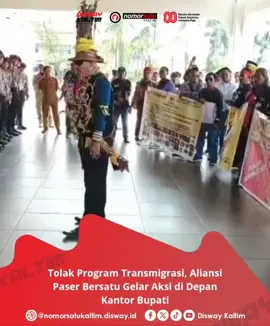 Ratusan massa dari berbagai organisasi adat dan pemuda yang tergabung dalam Aliansi Paser Bersatu menggelar aksi di depan kantor Bupati Paser, Senin 1 September 2025. Aksi ini digelar untuk menyampaikan tuntutan terhadap program transmigrasi yang dikhawatirkan menimbulkan dampak sosial, ekonomi, dan lingkungan masyarakat. Reporter : Sahrul / Disway Kaltim #demo #penolakan #program #transmigrasi #aliansipaserbersatu                
