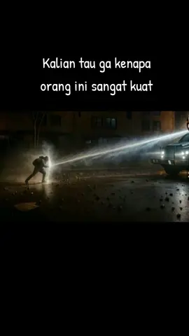 waktu demo kemarin malam ada seorang mahasiswa yg berani menahan tembakan water cannon #watercannon #demo #mahasiswa 