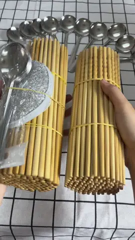 Nguyên combo có 99k gồm : 50 đôi đũa tre già + 10 muỗng inox ăn cơm + cước rửa chén quá là tiện lợi và tiết kiệm luôn cả nhà ơi #giadungnhakeo92 #duatre #duatregia #duaancom #giadungnhabep  @Gia Dụng Nhà Kẹo 92  @Gia Dụng Nhà Kẹo 92  @Gia Dụng Nhà Kẹo 92 