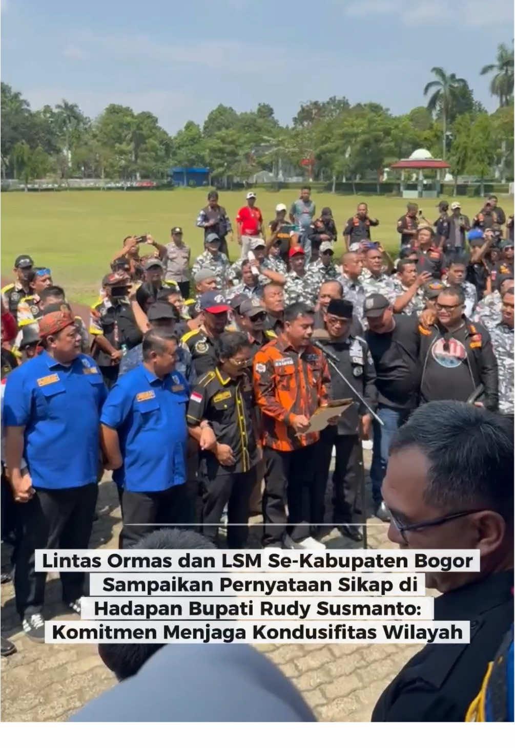 Lintas Ormas dan LSM Se-Kabupaten Bogor Sampaikan Pernyataan Sikap di Hadapan Bupati Rudy Susmanto: Komitmen Menjaga Kondusifitas Wilayah Kami yang tergabung dalam Organisasi Kemasyarakatan (Ormas) dan Lembaga Swadaya Masyarakat (LSM) di Kabupaten Bogor, dengan penuh rasa tanggung jawab terhadap kepentingan masyarakat, bangsa dan negara, menyatakan sikap sebagai berikut: 1. Komitmen Kebangsaan Menjunjung tinggi nilai-nilai Pancasila, UUD 1945, serta menjaga keutuhan NKRI. Mengedepankan persatuan dan kesatuan di atas kepentingan golongan maupun individu. 2. Menjaga Kondusifitas Wilayah Bersinergi dengan Pemerintah Daerah, TNI dan Polri dalam menciptakan suasana aman, tertib, dan damai di Kabupaten Bogor. Menolak segala bentuk provokasi, kekerasan dan tindakan anarkis yang berpotensi mengganggu stabilitas daerah. Mendukung terciptanya iklim investasi, usaha dan pembangunan yang sehat demi kesejahteraan masyarakat Bogor. 3. Peran Sosial dan Kontrol Menjadi mitra kritis dan konstruktif bagi pemerintah dalam mengawal kebijakan publik. Berperan aktif dalam menyuarakan aspirasi masyarakat dengan cara-cara yang bermartabat, demokratis dan sesuai aturan hukum. Mengutamakan penyelesaian masalah melalui musyawarah, dialog dan komunikasi efektif. 4. Seruan Moral Mengajak seluruh elemen masyarakat Kabupaten Bogor untuk menjaga kerukunan, toleransi dan solidaritas sosial. Menjadi teladan dalam menciptakan harmoni sosial demi terwujudnya Kabupaten Bogor yang aman, tertib, maju dan sejahtera. Bogor, Senin 01 September 2025 Atas Nama Ormas & LSM Kabupaten Bogor Salam Bogor Istimewa Kuta Udaya Wangsa #bupatibogor #rudysusmanto #bogoristimewa #KutaUdayaWangsa