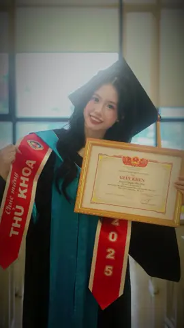 Chiếc capcut giật giật đầu tiên với danh hiệu thủ khoa 🎓 🫶🫰#NEU #graduation2025 #totnghiep #CapCut 