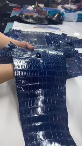 Craftsman made a handbag. Constance24 made of porosus crocodiles. Do you like this handmade bag ?💼#handbag #luxurybag #usa #uae #crocodilebag #custom #crocodile #constance #handmade #fashion #China 
