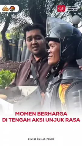 Di tengah kericuhan yang ditimbulkan oleh oknum demonstran, terdapat momen indah yang memperlihatkan kepedulian antara pendemo dan anggota Brimob di depan Gedung DPR/MPR, Jakarta. Momen tersebut berupa saling berbagi makanan dan membuat komitmen perdamaian, yang mencerminkan semangat kemanusiaan di tengah situasi tegang. Polri berkomitmen untuk menjaga seluruh proses aspirasi masyarakat, memastikan bahwa setiap suara yang disuarakan tetap menjaga ketertiban dan persatuan. Mari #BersatuDemiIndonesia Bersama Jaga Kerukunan Bangsa