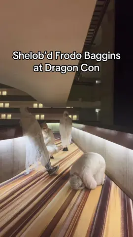 brb, quick stop on the way to Mordor: Dragon Con Frodos:@cafededuy @Ebay 📸🏳️‍⚧️ @Pins-Snip Cosplay  #dragoncon #dragoncon2025 #frodo #frodobaggins #cosplay 