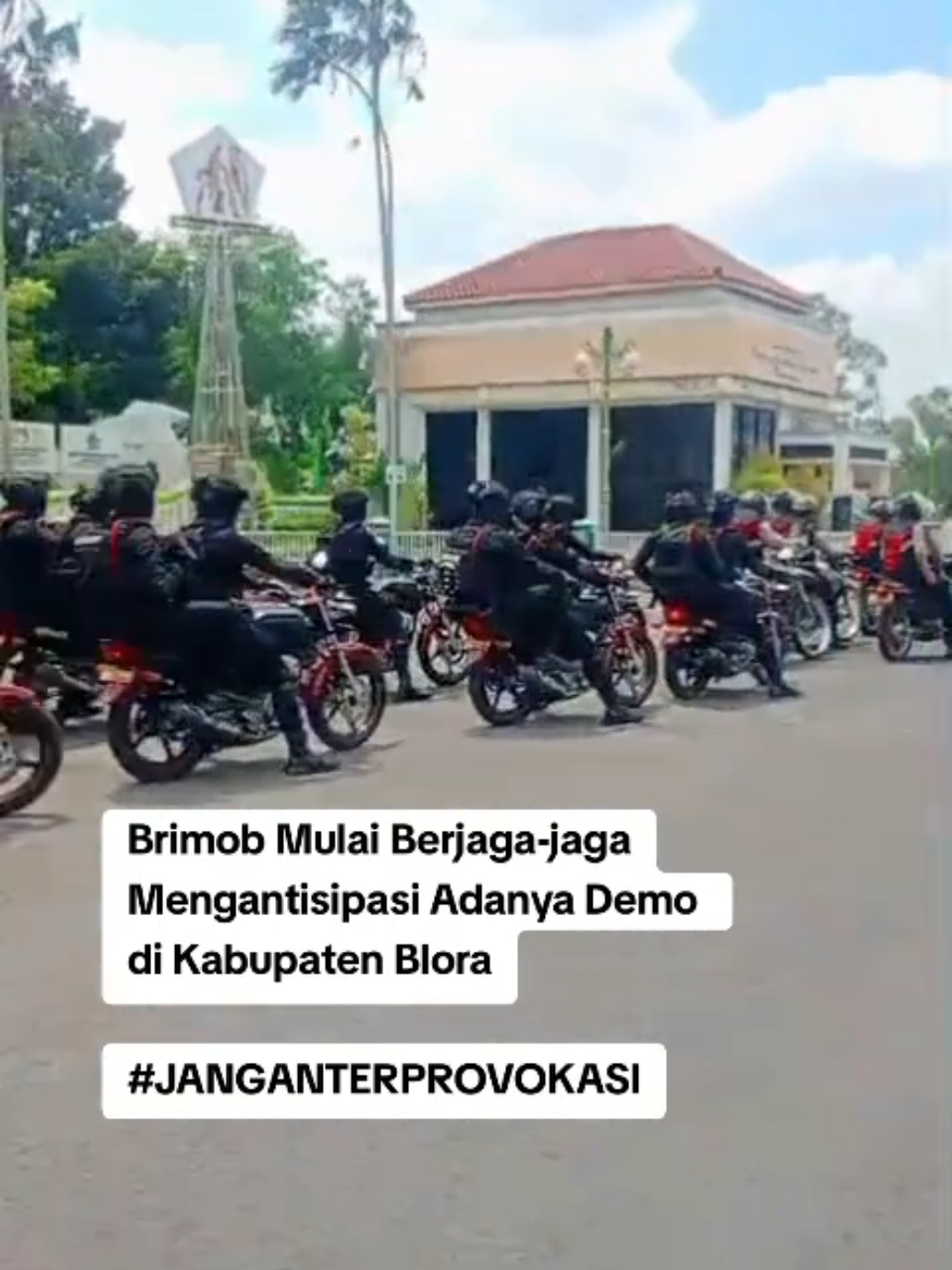 Brimob Mulai Berjaga-jaga Mengantisipasi Adanya Demo di Kabupaten Blora, Senin (1/9/2025) siang. #beritablora #demoblora #brimobblora #brimobviral #demoblora 