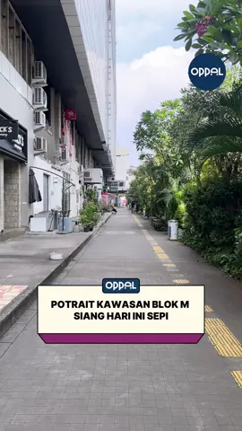 Jakarta hari ini sepi karena pemberlakuan WFH. Seperti di Kawasan Blok M yang biasanya ramai kini terlihat lengang.  Saling jaga dan stay safe yaa, Gengs! 🙌🏻