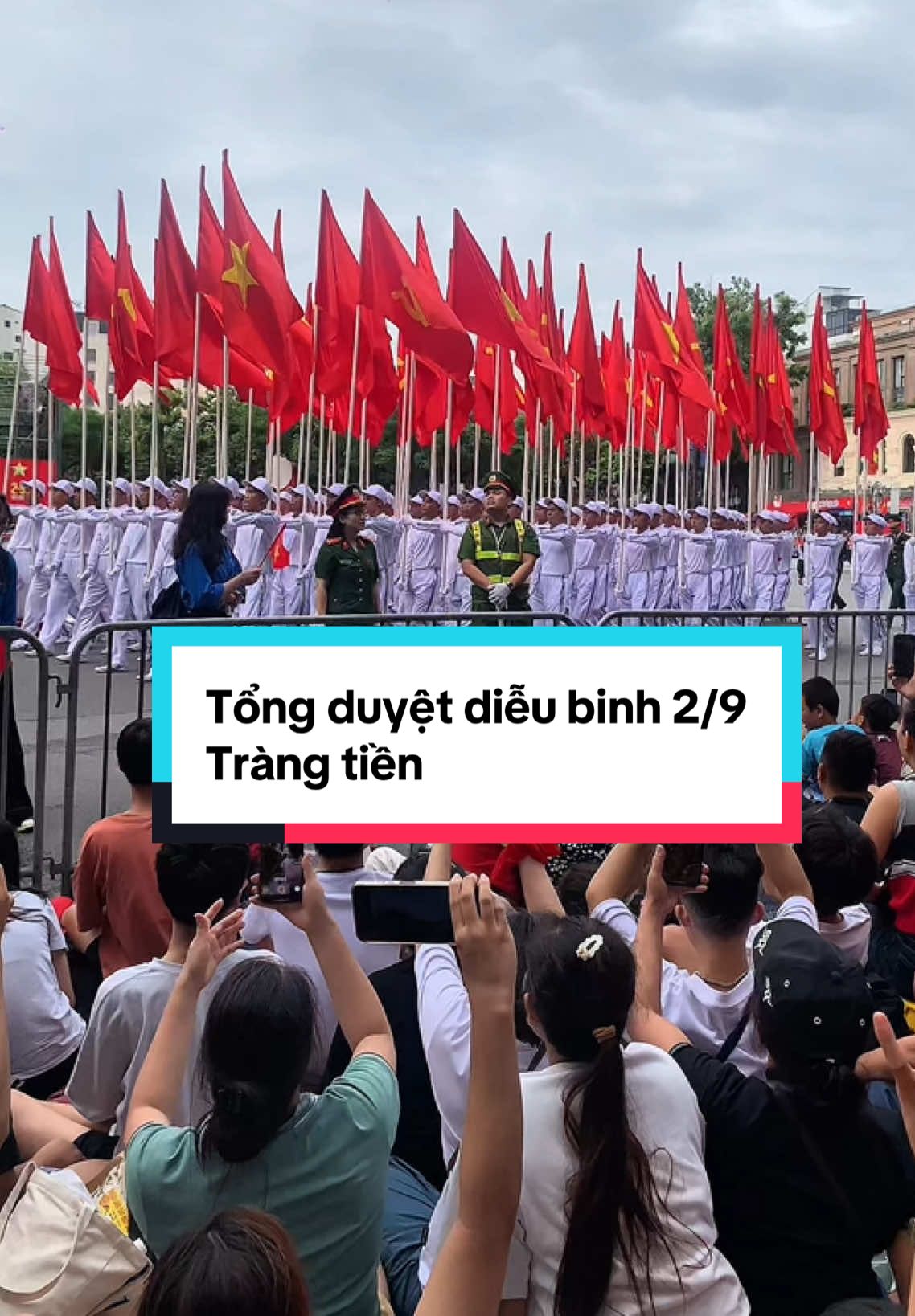 Tổng duyệt 30/8 Tại Nhà hát lớn cố định cho 2/9 luôn ạ. Nên các bạn đi muộn có thể ngồi đây cũng được xem đc nhiều khối và rộng rãi nhiều   Khu wc. #mung2thang9 #dieubinh #duyetbinh #trangtien #nhahatlon #vairal 