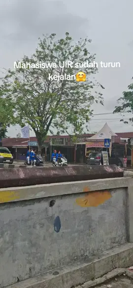 Masya allah,semangat adek2 🤗 semoga demonya berjalan lancar,tertib dan damai ya,kami semua rakyat Indonesia mendukung Kalian.. merdeka..  #mahasiswauirpku  #demodamaidanteratur  #fypdemo  #demolewatdiberanda 