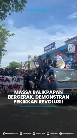Massa demonstran di Balikpapan sudah memulai pergerakannya. Mereka berunjuk rasa di depan kantor DPRD Balikpapan, Senin (1/9). Sebagian besar mengenakan pakaian hitam. Kegiatan diawali dengan long march mulai 13.00 Wita. Mulai simpang Plaza Balikpapan menuju kantor wakil rakyat. Sambil membawa bendera merah putih dan bendera one piece. Demonstran gabungan berasal dari kalangan mahasiswa hingga masyarakat. Sambil berjalan, mereka kompak berteriak dengan kata 