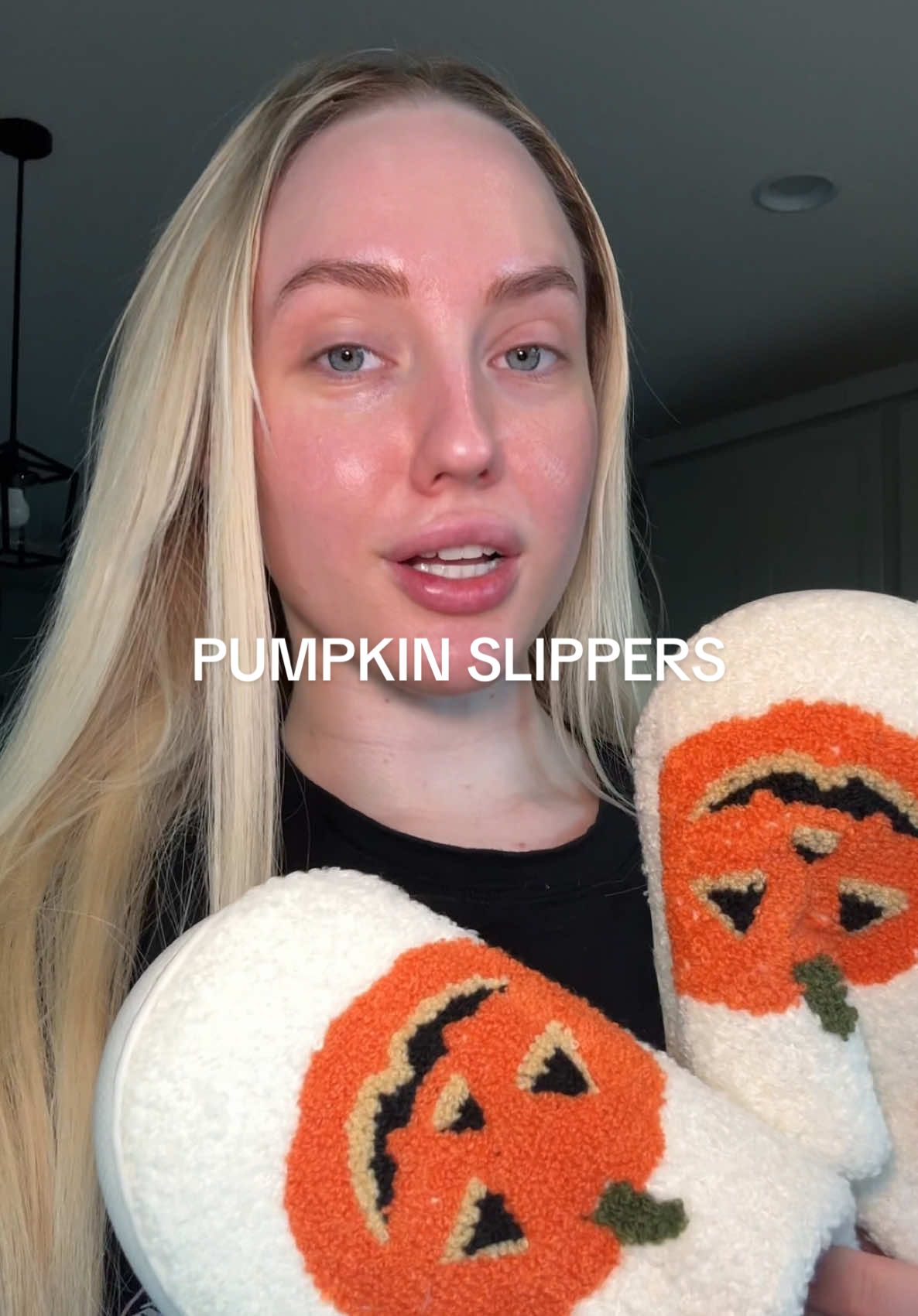 it’s pumpkin season 🎃✨ #halloween #halloweenslippers 