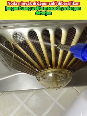 Nggak perlu direndam, nggak perlu digosok kuat. Cukup sabar nunggu dia bekerja.