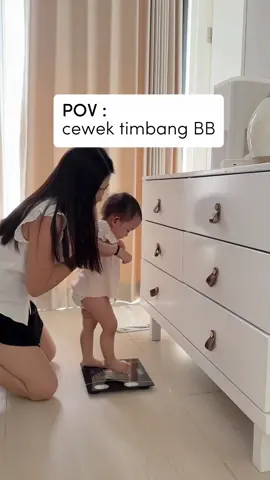 POV cewek timbah berat badan, pokoknya ngga boleh naik 🙂‍↔️ _ #funnybaby#cutebaby#bayilucu 