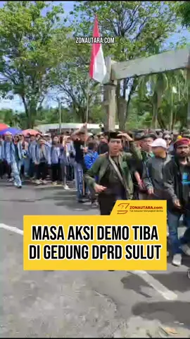 Massa aksi tiba di Gedung DPRD Sulut, Senin (1/9/2025). Dalam aksi tersebut, massa membawa sejumlah tuntutan untuk disampaikan kepada wakil rakyat. Aksi ini menyusul gelombang demonstrasi serupa yang sebelumnya digelar di Jakarta dan berbagai daerah lain di Indonesia. #demo #demodprd #dprdsulut 