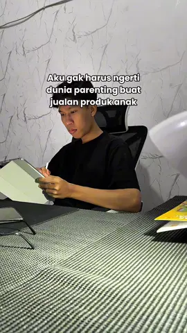 Banyak orang mikir kalau mau jualan produk anak harus paham dunia parenting luar dalam. Padahal nggak selalu begitu. Yang penting kita ngerti siapa targetnya dan masalah apa yang mereka hadapi. Misalnya, orang tua sering bingung cari bahan belajar yang simpel tapi efektif. Kalau produk kita bisa jadi solusi praktis, mereka pasti tertarik. Jadi kuncinya bukan seberapa jago kita di bidang itu, tapi seberapa relevan produk kita sama kebutuhan market. Makanya produk bisa terus laku—karena bukan cuma dijual asal-asalan, tapi benar-benar menjawab masalah yang nyata. Dan selama ada masalah, solusi kayak gini akan selalu dicari. Kalau setuju, drop komentar di bawah. #jualanprodukdigital #belajarprodukdigital #bisnisprodukdigital #produkdigtalpemula 