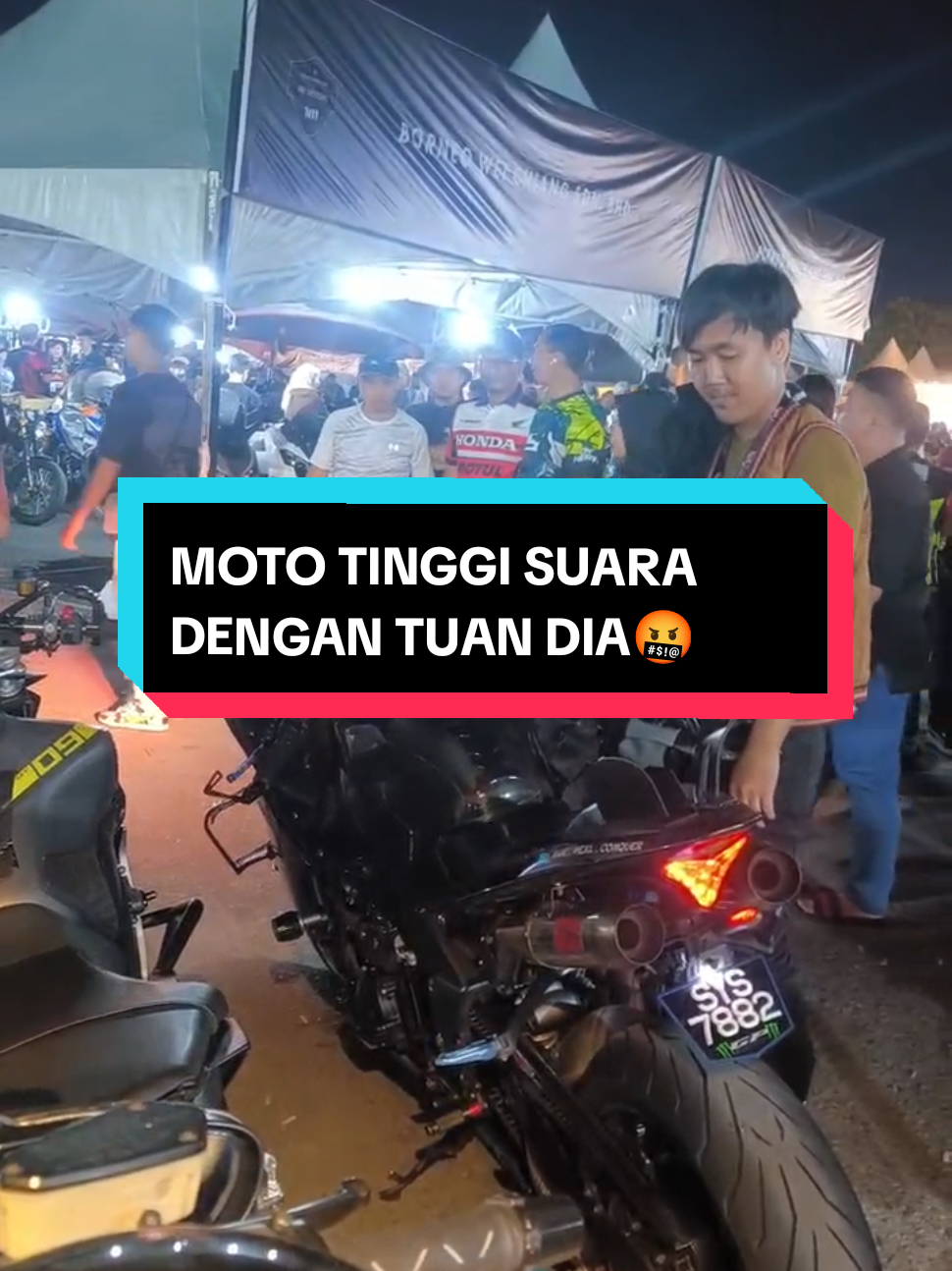 Malam kedua Miri Bike Week 30/8/25: Time ni Storm dan ownernya dah mula tak ngam. Owner sentuh sikit je, dia terus tinggikan suara sampai lud@h api. Tengok muka owner pun dah xda mood. Apa masalah mereka berdua ni, entah., buat bising saja di tapak. #foryou #crossplane #r1 #exhaustsound #bikelife 