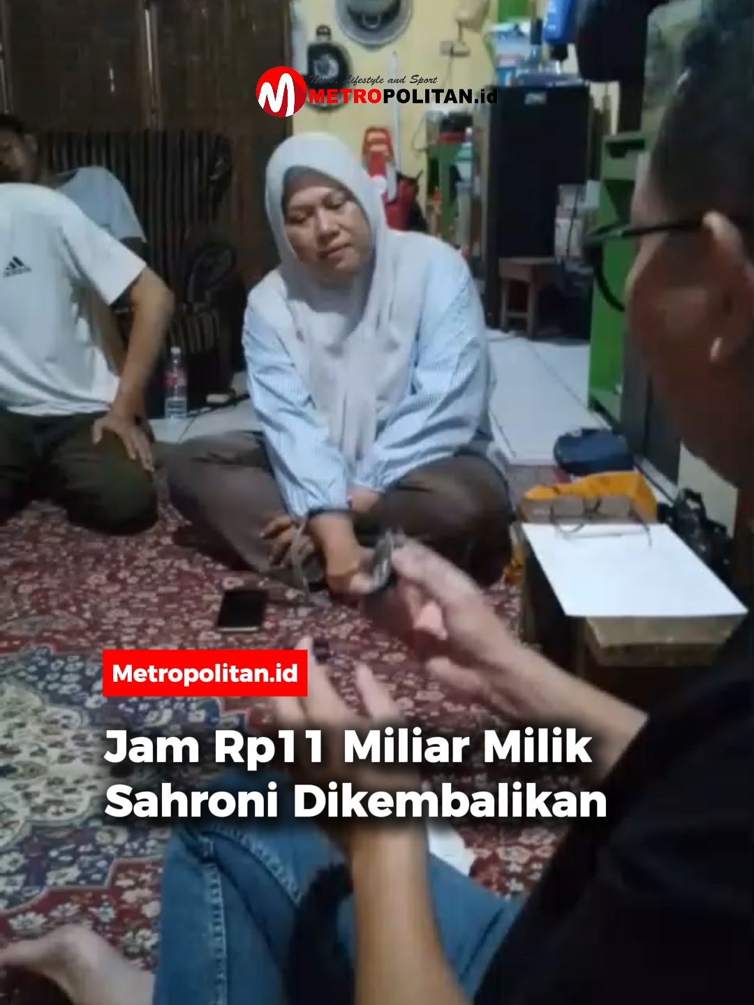 Jam tangan mewah milik Ahmad Sahroni yang ditaksir senilai Rp11 miliar akhirnya dikembalikan.  Sebelumnya, jam bermerk Richard Mille McLaren Speedtail (RM 40-01) itu diambil saat rumah Sahroni di Tanjung Priok dijarah massa, Sabtu (30/8/2025). Proses pengembalian jam tersebut didampingi Ketua RW dan RT 🎥: Kiriman  #metropolitan #bacametropolitan #jammiliksahroni #jam11miliar #richardmullemclarenspeedtail
