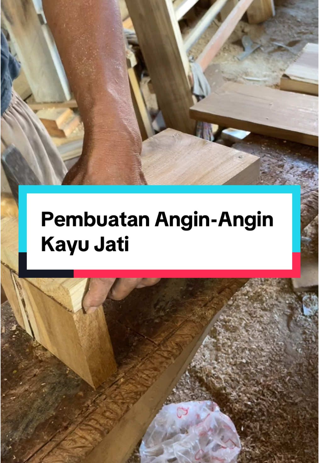 Proses pembuatan angin-angin kayu jati. Dari bahan kayu jati, hasilkan angin-angin.  #AnginAnginKayuJati #Boskayu #MeubelCirebon #KayuJatiAsli #FurnitureKayu #PintuKayuJati #DekorasiRumah