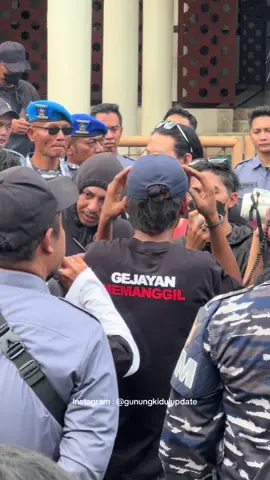 Sejumlah Mahasiswa menggelar aksi demo di kantor DPRD DIY. Mereka membawa spanduk bertuliskan “Kami tidak butuh reformasi tapi kami butuh Revolusi”  Sejumlah mahasiswa tersebut masuk di komplek kantor DPRD dengan damai dan diterima sejumlah Ketua & Anggota DPRD. Aksi damai ini dikawal ketat dari aparat Kepolisian dan TNI tiga matra  #jogja #demontrasi #dprd