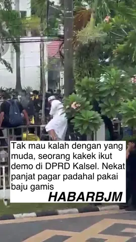 Bukan hanya mahasiswa, demo di depan gedung DPRD Kalsel juga memantik semangat kalangan lain. Bahkan ada seorang kakek nekat panjat pagar padahal memakai pakaian gamis.