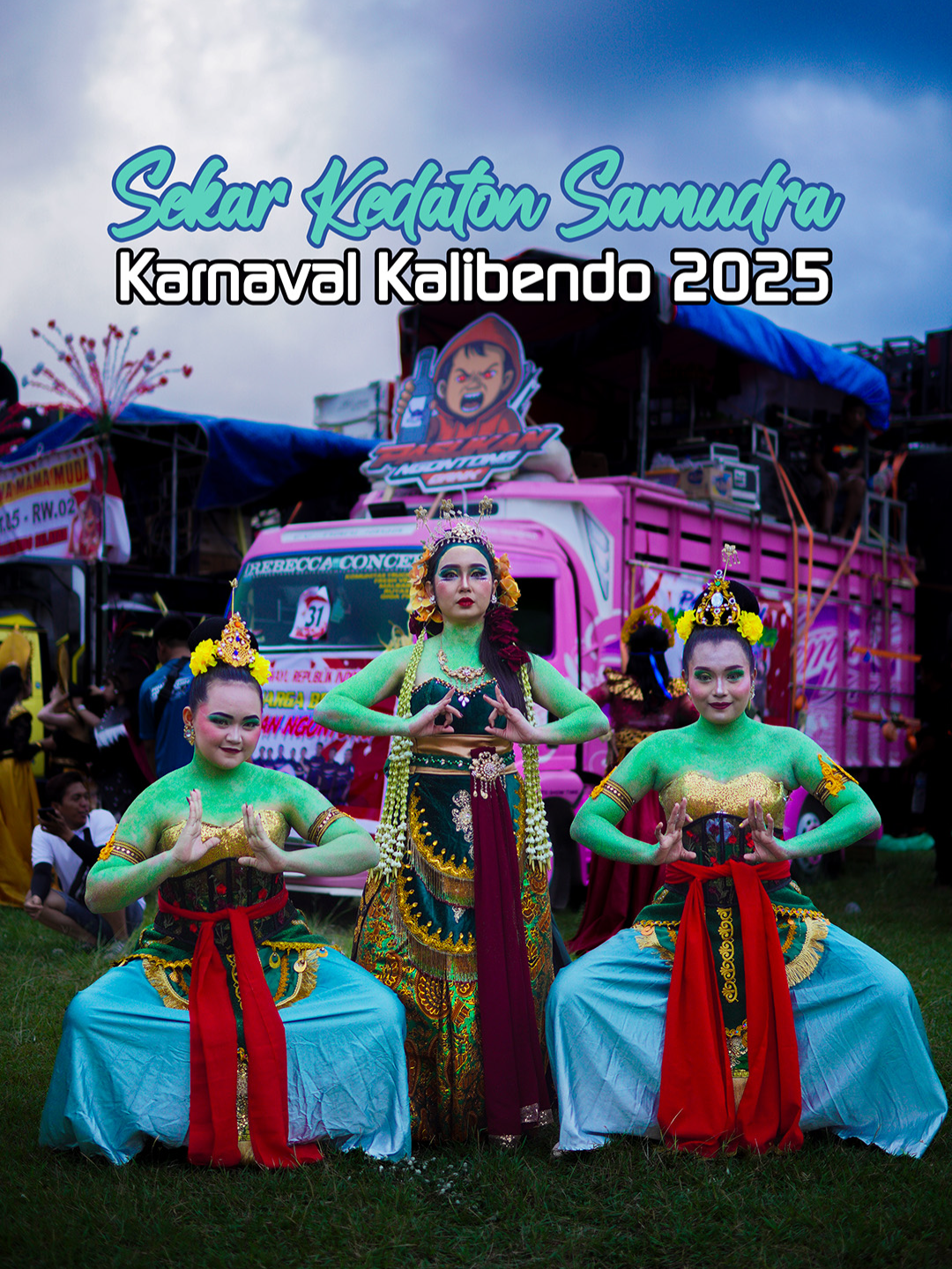 🏆 Juara 1! Sekar Kedaton Samudra – Pesona Nyi Roro Kidul di Karnaval Kalibendo, Pasirian, Lumajang Tahun 2025. Deskripsi: Karya kolosal Sekar Kedaton Samudra dari PITULUNG feat Mahameru Audio berhasil menyabet Juara Pertama di Karnaval Kalibendo, Pasirian 2025. Tarian ini menggambarkan lahirnya Nyi Roro Kidul, Ratu Laut Selatan nan anggun dan penguasa samudra. Lahirnya sang Ratu disambut oleh para dayang dengan penuh hormat dan keanggunan, menghadirkan nuansa mistis sekaligus megah di setiap gerakan. Dengan kostum yang memukau, formasi kolosal, dan iringan audio spektakuler, penampilan ini sukses memikat penonton dan mengangkat budaya Nusantara ke panggung kehormatan. Judul : Sekar Kedaton Samudra  Koreografer : Gitta dan Yulian #Juara1 #SekarKedatonSamudra #NyiroroKidul #RatuLautSelatan #KarnavalKalibendo2025 #Pasirian #TariKolosal #BudayaNusantara #PesonaIndonesia #LumajangBangkit #juara1karnaval #pitulung #karnavallumajang #Karnavalpasirian #mahameruaudio