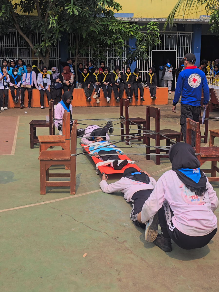 Lomba Evakuasi Sampai merayap di tanah nih... Seru banget ngeliatin nya... #palangmerahremajaindonesia #PALANGMERAHREMAJA #membuattandupmr #pmr #kaicanpmr 