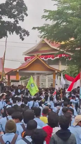 Massa aksi unjuk rasa sudah tiba di depan Gedung DPRD Provinsi Riau, Jalan Jenderal Sudirman Kota Pekanbaru. Senin siang 1 September 2025. #demodpr #pekanbaru #mahasiswa #unjukrasa 