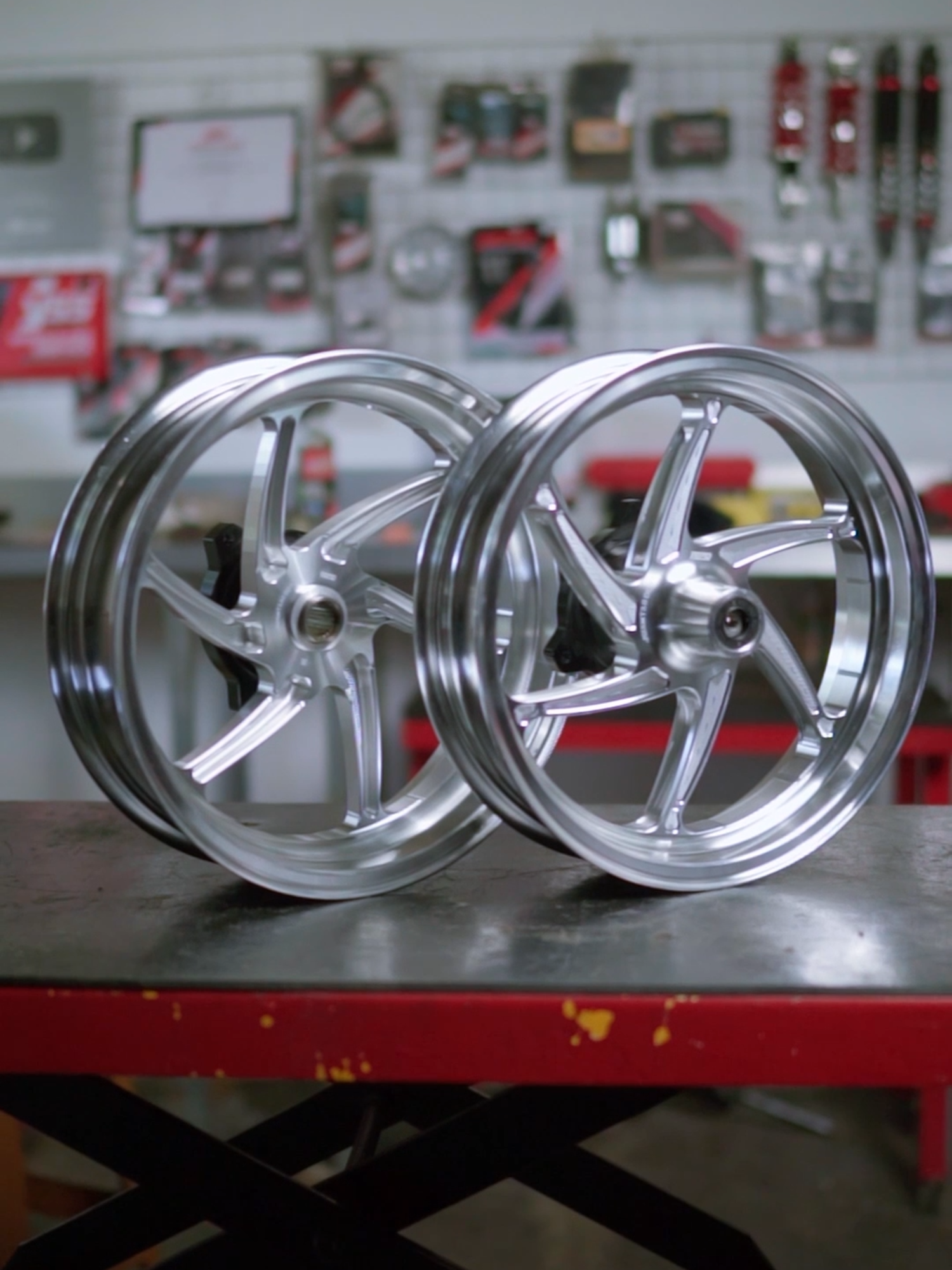 RPD CNC Casting Wheel Set Skyblade  untuk NMAX hadir dengan desain presisi,  lebih ringan, kuat, dan pastinya bikin motor makin stand out di jalan. Saatnya NMAX kamu naik level dengan RPD CNC Rims . Performa jalan makin stabil, tampilan makin elegan. #WeMoveAsONE #hpz #hpztv #highperformancezone #hpzbali #hpzlombok #hpzsurabaya #hpzjogja #tdrracing #motorcycle #twowheels #oneteamstore #tdroneteam #otomotif #ysssuspension #rpd #rpdmoto #rpdparts #TDRTrackdayMandalika