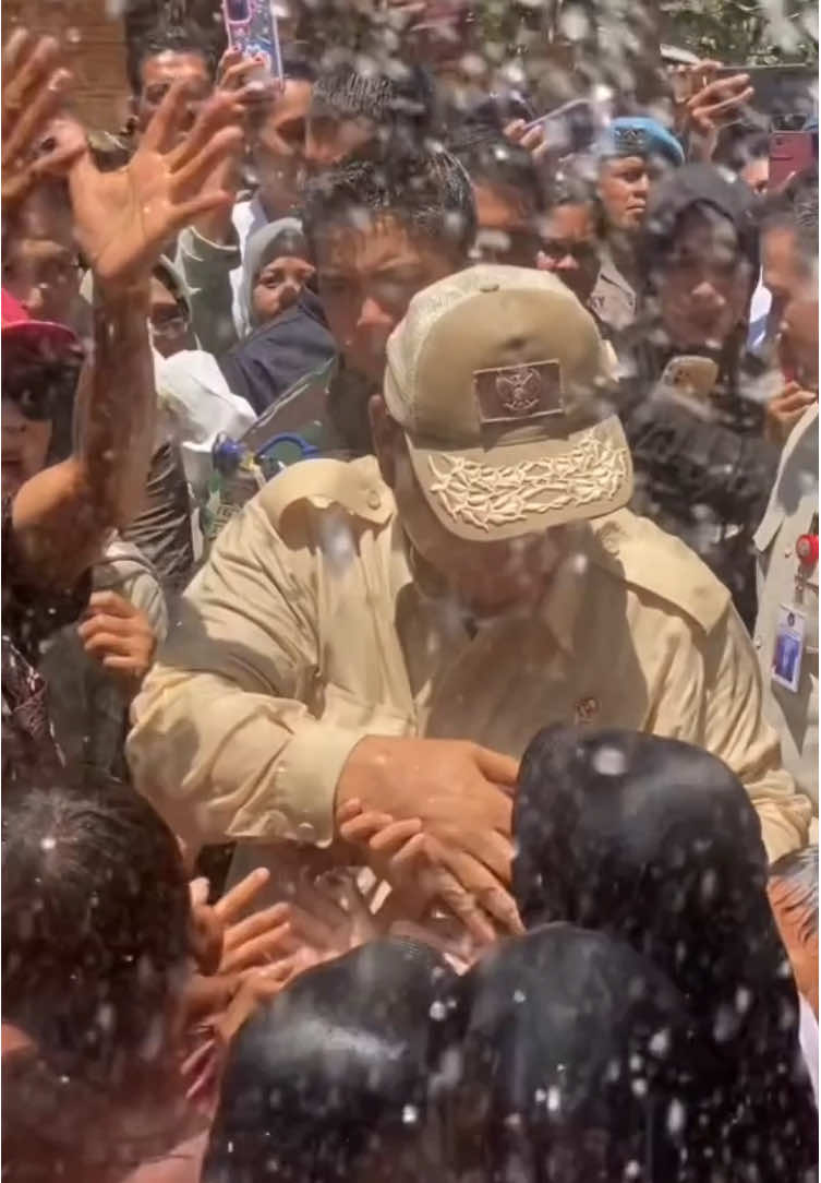 badainya besar ya pak🥺 bersih-bersih memang membuat debu-debu jadi bertebaran.. banyak yg membenci bapak, tapi aku tidak!!! pasti negeri rakyat indonesia akan jauh lebih baik karna bapak. sehat-sehat ya pak🥺🇮🇩🥀 #prabowo #indonesiadamai 