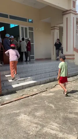 Được bác tặng quà cho dân, dân rất cảm ơn bác 🥰.. tuy cái lúc đi nhận hơi vất vả ạ .. chờ tới thôn của con là 8-9h tối 🤧 #quà_tặng #xhtiktok #vneid #100k #86binhthuan 
