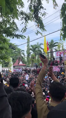 Nah gitu langsung turun bukan malah kabur ke luar negri #demobanjarmasin #fyppppppppppppppppppppppp #demo #savedemocracy #fyp 