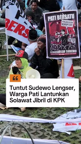 Masyarakat Pati yang berunjuk rasa di depan gedung Merah Putih KPK melantunkan Solawat Jibril sembari menunggu keputusan dan rekomendasi dari KPK. #pati #sudewo #kpk #fyp #viral 