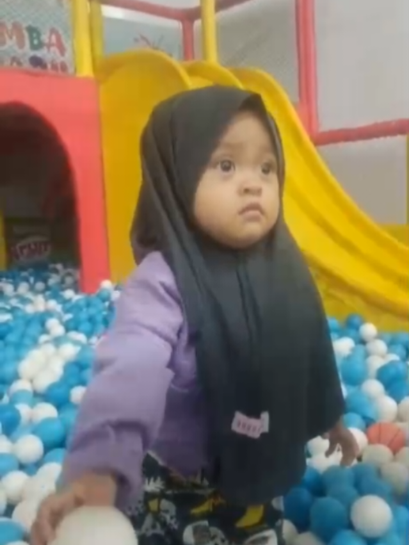 Fahyra senang mandi bola 😍🤩