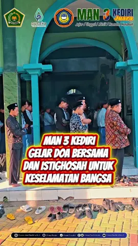 MAN 3 Kediri Gelar Doa Bersama dan Istighosah Untuk Keselamatan Bangsa  Kab. Kediri(MAN 3) – Seluruh warga Madrasah Aliyah Negeri (MAN) 3 Kediri, mulai dari guru, tenaga kependidikan, hingga para siswa, hari ini, Senin (1/9), menggelar doa bersama di Masjid Al Hidayah. Kegiatan ini diselenggarakan sebagai bentuk ikhtiar spiritual untuk memohon keselamatan dan keberkahan bagi bangsa Indonesia di tengah berbagai isu yang berkembang. Kegiatan diawali dengan shalat Dhuha berjamaah, diikuti dengan pembacaan doa dan istighosah bersama yang dipimpin oleh Ustaz Saiful Anam. Keheningan dan kekhusyukan terasa di seluruh ruangan masjid saat ratusan tangan menengadah, memanjatkan harapan terbaik untuk kedamaian negeri. Setelah itu, para jemaah melanjutkan dengan salat gaib, dipimpin oleh Ustaz Abdur Rosyad, sebagai ungkapan simpati dan duka cita atas musibah yang menimpa bangsa. Kepala MAN 3 Kediri, dalam sambutannya, menyampaikan pentingnya menjaga persatuan dan kesatuan bangsa. Beliau menekankan bahwa para siswa sebagai generasi muda harus bijak dalam menyikapi informasi yang beredar, terutama di media sosial. 