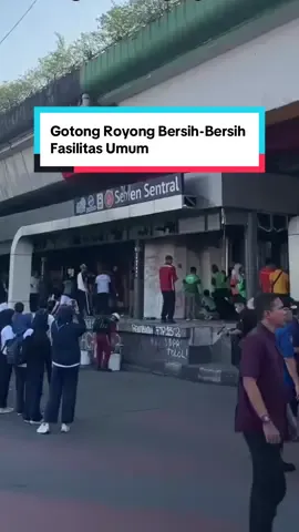 Setelah demo kemarin, para driver ojol terlihat turun tangan bersihkan fasilitas umum.  🎥 : @storyojol.id #jakarta #demo #trending #fyp 