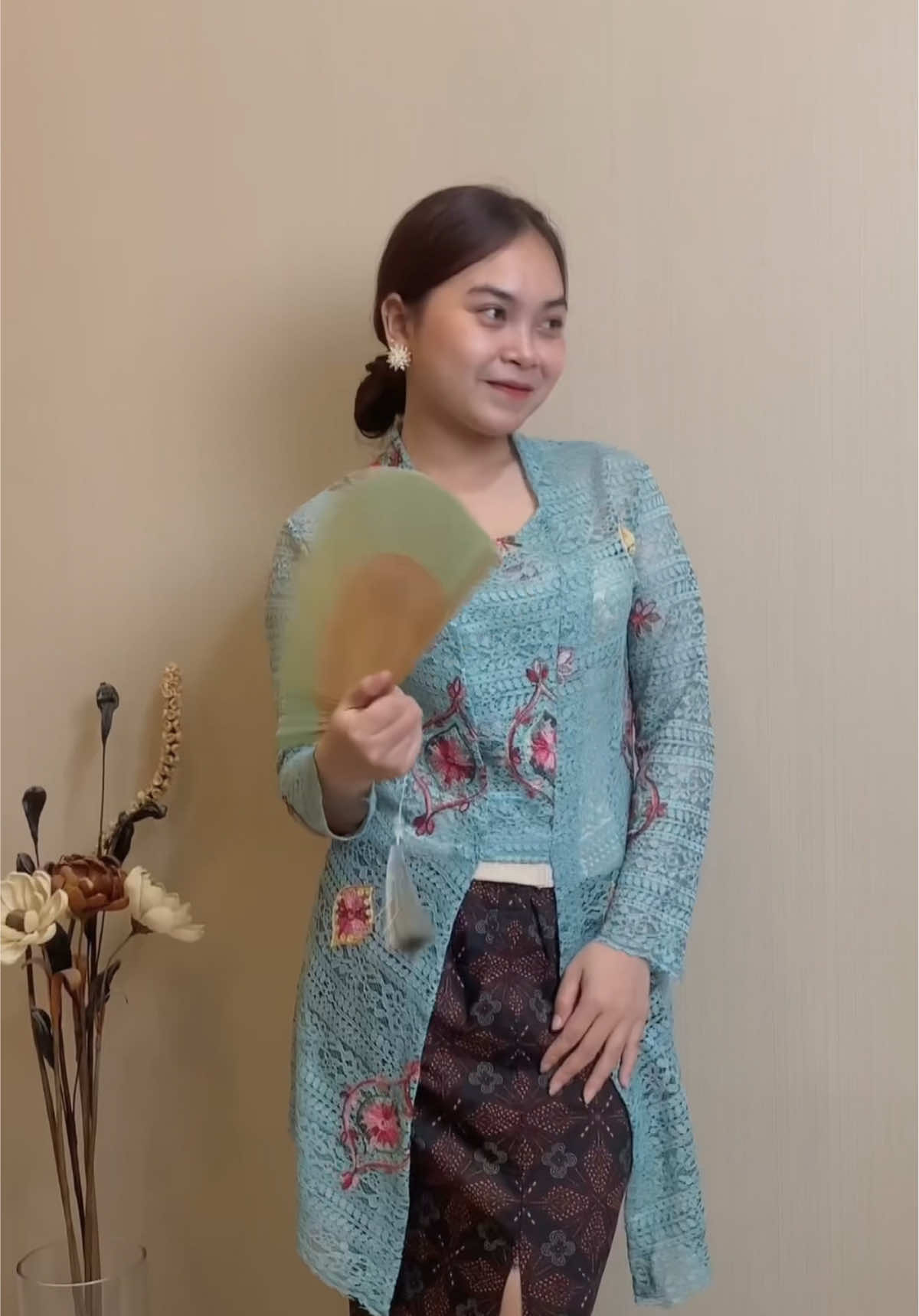 Wearing kebaya Sejoli Sulam warna Tiffany Blue 🦋 kombinasi dengan rok panjang batik sangat cantik sekali😍 #kebayamodern #OOTD #kebayawisuda #kebayapanjang #fyp 