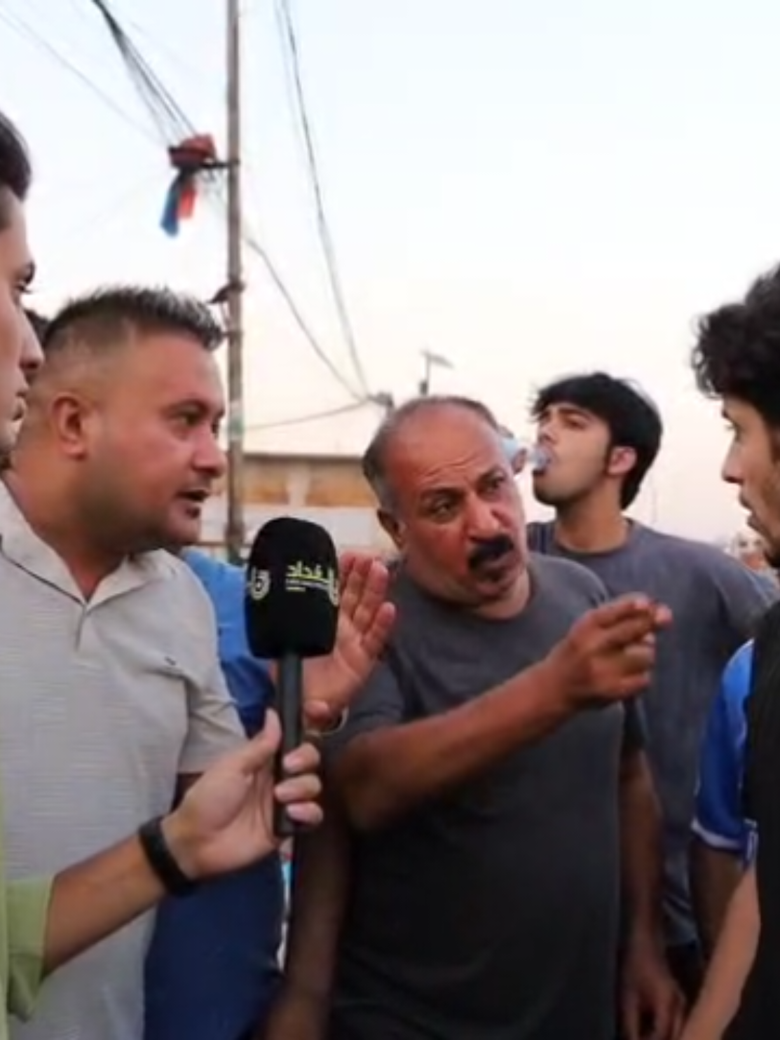 بين نارين يعيش الأهالي.. ناس تأذت بسبب رفع التجاوزات وفقدت مصدر رزقها، وبالمقابل سكنة سوق مريدي يواجهون معاناة يومية بعد قطع الشارع. 🚑 الحالات الطارئة ما تلحق تُنقذ، ولا سامح الله إذا صار حريق فالدفاع المدني ما يقدر يدخل لأن المنطقة مقطوعة! 📍 المواطن اليوم هو الضحية، بين قرارات الإزالة وغياب الحلول البديلة. #fyp  #اهلنا #صوتكم #سوق_مريدي #مدينةالصدر 