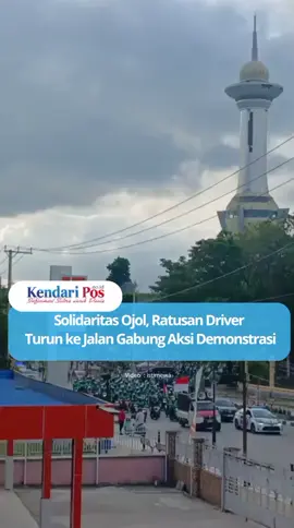 Aksi demonstrasi besar di Kota Kendari, Senin (1/9/2025), semakin meluas. Tidak hanya di depan Gedung DPRD Sultra, ratusan pengemudi ojek online (ojol) juga terlihat memadati kawasan MTQ Kendari untuk bergabung dalam gelombang aksi. Pantauan di lapangan, para driver ojol datang secara berkonvoi menggunakan motor. Mereka mengenakan jaket komunitas masing-masing dan membawa bendera organisasi. Kehadiran mereka menambah panjang barisan massa yang sejak pagi sudah bergerak di berbagai titik di Kota Kendari.