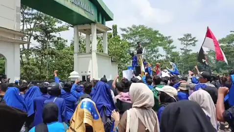 Demo di gedung bupati/Gebu tasikmalaya pada tanggal 1 September 2025 Pukul 11.00 WIB. Yang dihadiri oleh Mahasiswa, Arkiliz, Xtc, Brigez. #bubarkandpr #mahasiswa #mahasiswi #kabupatentasikmalaya #brigezindonesia🇾🇪🦇🇺🇦 #xtcindonesia🇪🇪🇪🇪🇪🇪 #arkilyztasikmalaya 