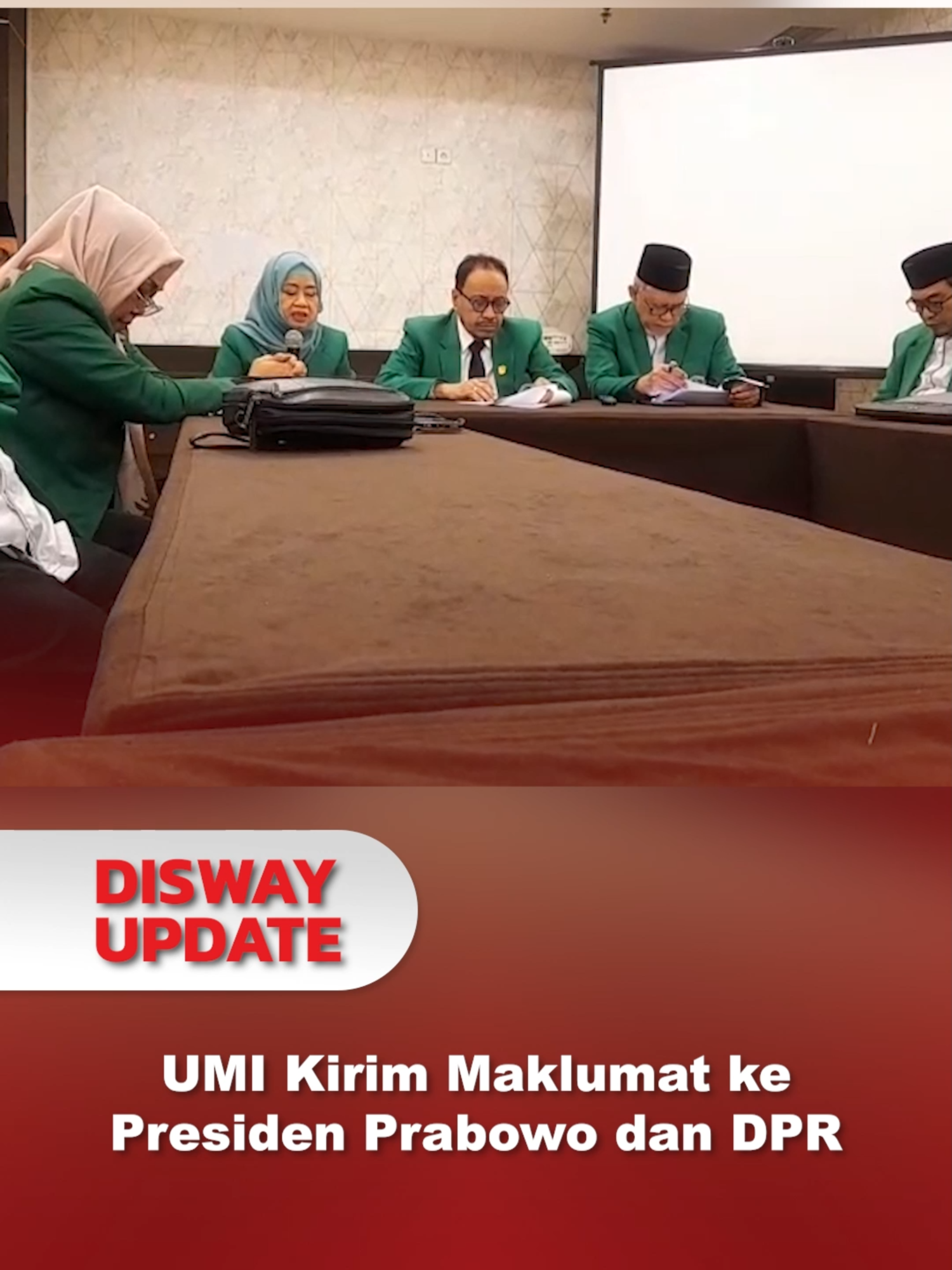 UMI Kirim Maklumat ke Presiden Prabowo dan DPR DISWAY, MAKASSAR — Universitas Muslim Indonesia (UMI) Kota Makassar menawarkan “Jalan Tengah Kebangsaan” sebagai solusi atas meningkatnya ketegangan sosial, politik, dan ekonomi di Tanah Air beberapa hari terakhir ini. Jalan tengah kebangsaan ini, sebagai upaya merangkul semua kepentingan dan elemen bangsa. Gagasan ini akan disampaikan secara resmi oleh pimpinan citivitas akademika UMI kepada Presiden Prabowo Subianto. Ketua Pembina Yayasan Wakaf UMI, Prof. Mansyur Ramly, menilai gelombang protes yang terjadi di berbagai daerah hingga berujung penjarahan adalah tanda menurunnya kepercayaan publik terhadap kebijakan pemerintah. Termasuk komunikasi publik para elit yang bisa berimbas pada gelombang protes massa. “Kita tidak boleh diam, karena ini bisa menjadi fenomena gunung es. Ketidakpercayaan masyarakat terhadap pemerintah, aparat hukum, dan elite bisa membesar layaknya bola salju. Jika dibiarkan, berbahaya bagi keutuhan bangsa. Tidak bisa dipungkiri, komunikasi publik kita masih buruk,” ujar Mansyur Ramly di Kota Makassar, Minggu (31/8/2025). Baca selengkapnya: https://sulsel.disway.id/ #universitasmuslimindonesia#hariandisway #hariandiswaysulsel #diswaysulsel #disway #umimakassar #yayasanwakafumi #akademisi #beritamakassar