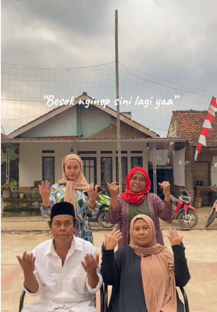 Org tua kami di posko kkn🥹Terima kasih sudah menjadi orang tua kami di posko. Sampai jumpa, doa terbaik selalu untuk ayah Utar dan ibuu🤍 sehattt selalu😇  #perpisahan #kkn #jelekong #fyppp #kkn2025 