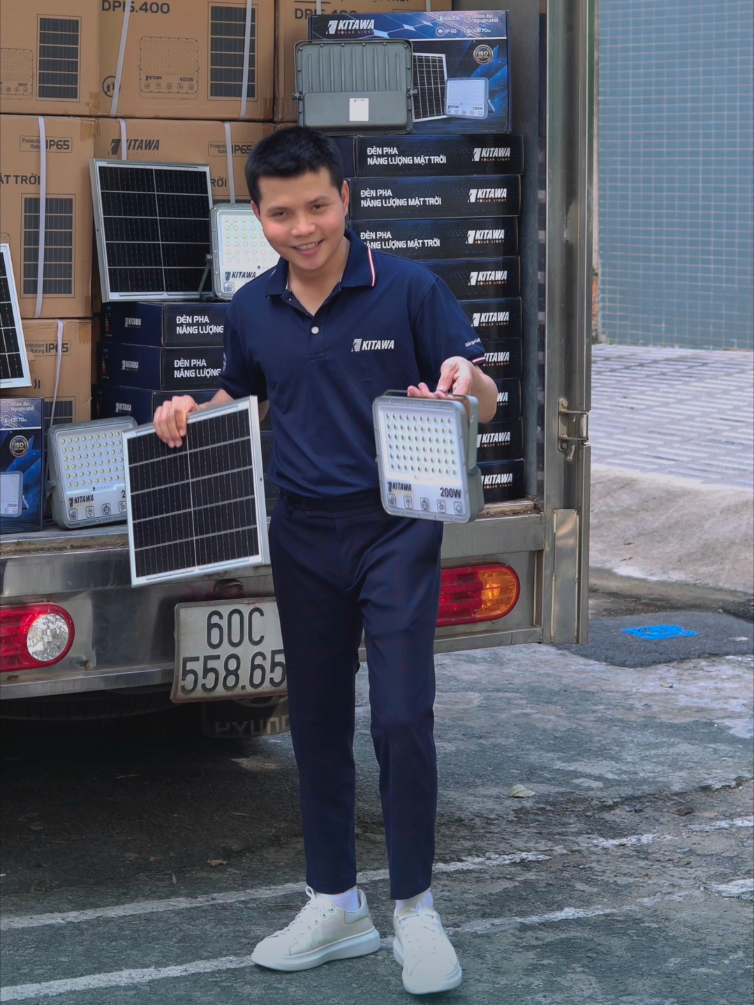 đèn năng lượng mặt trời 200w kiatawa mẫu 2025 chống chói #dennangluongmattroi #denduongnangluongmattroi #denduongnangluongmattroigiare #denphithuyennangluongmattroi #denduongnangluongmattroimoinhat #dencongtrinh #dentrangtrai #densanvuon #kitawa #solarlight #kitawasolarlight #denlienhthe #đenphithuyen #dennangluongmattroi100W #dennangluongmattroi200W #dennangluongmattroi300W #dennangluongmattroi400W #dennangluongmattroi500W #dennangluongmattroi1000W #dennangluong300W