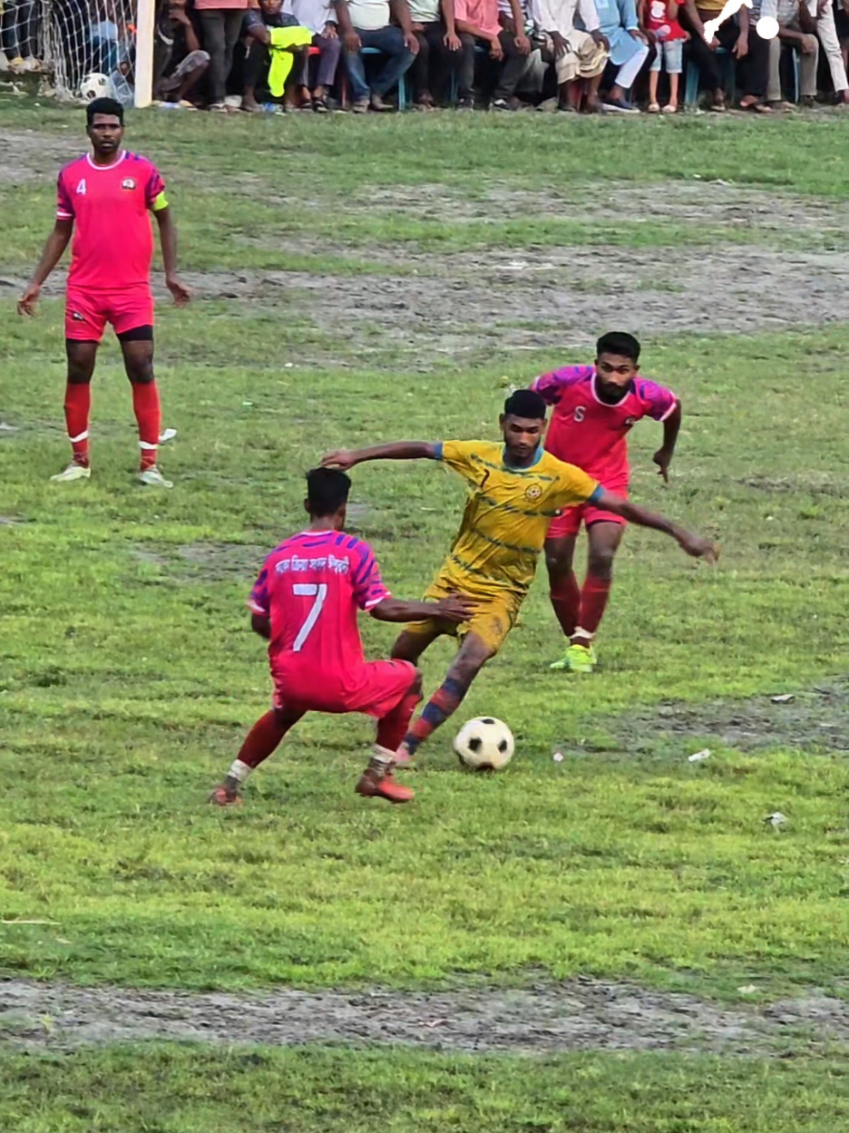 দলের জন্য মধ্য মাঠ থেকে ওঠার যাওয়ার চেষ্টা #sutorang #pabna #football #viral 