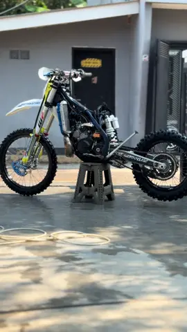 Mandi mandi 😅 #husqvarnaTE300i  #fyp #foryou #foryoupage #ff 